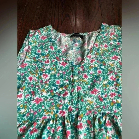 Cynthia Rowley Women’s 1X Bright Green Ruffled Floral V-Neck Sleeveless Blouse - Picture 3 of 10